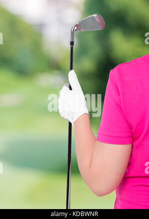 Vertikale Foto behandschuhten Hand mit einem Golf-Club und einen Platz auf der linken Seite Stockfoto