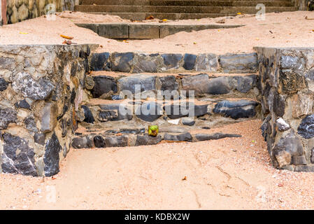 Stone Steps close-up an einem Sandstrand in der Nähe des Meeres Stockfoto