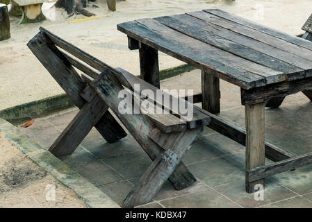 Alten hölzernen Tisch und Bank close-up im Park Stockfoto