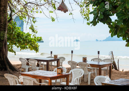 Am Ufer des Sees Tische und Stühle im Restaurant im Freien. Thailand Stockfoto