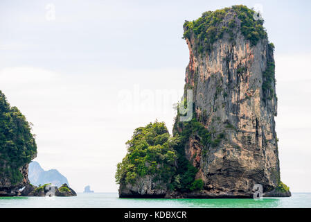 Eine malerische felsige Bucht mit Blick auf den Horizont, an einem sonnigen Tag in Thailand Stockfoto