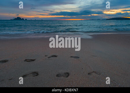 In der Nähe der Spuren im Sand, Bild bei Sonnenuntergang Zeit Stockfoto
