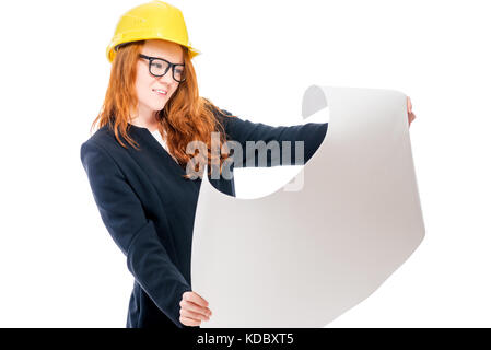 Junge erfolgreiche Frau Chef in gelben Helm mit Blueprints isoliert Stockfoto