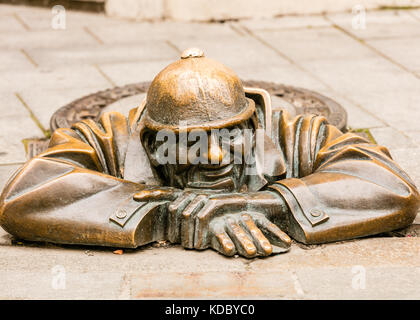 Cumil der Abwasserkanal, Arbeiter, Menschen bei der Arbeit bekannten Bronzestatue in der alten Stadt, Bratislava, Slowakei, Europa Stockfoto