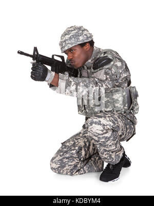 Porträt einer männlichen afrikanischen Soldaten mit Gewehr auf weißem Hintergrund Stockfoto