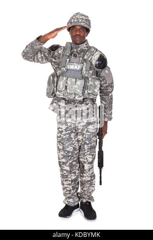 Portrait von afro-amerikanischen Armee Soldat salutierte auf weißem Hintergrund Stockfoto