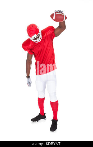 Portrait von frustriert American football player mit Rugby Ball auf weißem Hintergrund Stockfoto