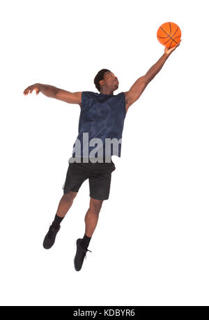 Porträt der jungen afrikanischen Mann verteidigenden Basketball über weißen Hintergrund Stockfoto