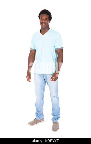 Portrait von Casual jungen afrikanischen Mann über weißem Hintergrund Stockfoto
