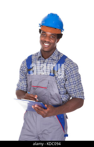 Junger Afrikanischer Handwerker, Der Vertragsform Hält, Isoliert Auf Weißem Hintergrund Stockfoto