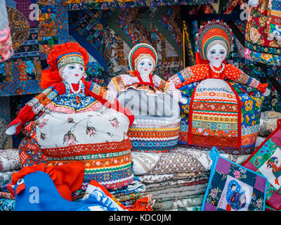 Slawische rag doll. rag doll handmade Frau, in traditionelle ethnische russische Tracht. Souvenirs aus Russland Stockfoto