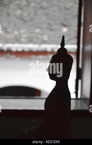 Silhouette Buddha Bild im Haus Stockfoto