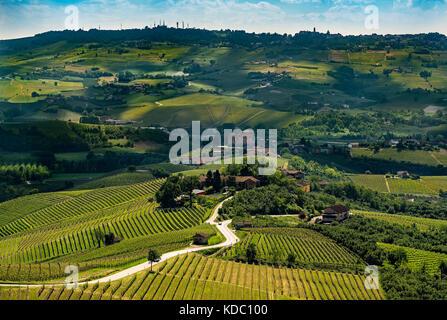 Breites Panorama der Langhe rregion in Norditalien mit Weinbergen und grinzane Schloss Stockfoto