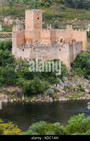 Almourol Schloss ist eine mittelalterliche Burg im Zentrum von Portugal auf einer kleinen felsigen Insel in der Mitte der Fluss Tejo gelegen. Stockfoto