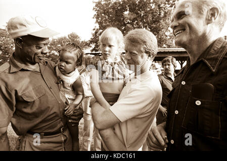 Astronaut und US Sen John Glenn und seine Frau Annie besuchen meinen Carter und den langjährigen Bauern Leonard Wright und seine Tochter auf ihrem Hof. Stockfoto