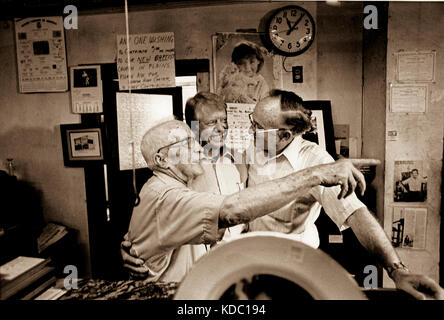 Präsident Jimmy Carter besucht mit seinem Onkel Alton Carter (links) und Cousin, Hugh Carter (rechts) bei Hugh Carter Wurm im Büro. Stockfoto