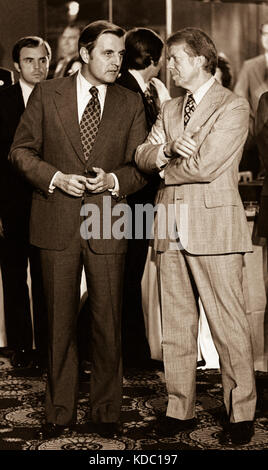 Vizepräsident Walter Mondale Gespräche mit Präsident Jimmy Carter hinter den Kulissen vor einer Rede vor einem organisierte Arbeiterschaft treffen in Chicago, Illinois. Stockfoto