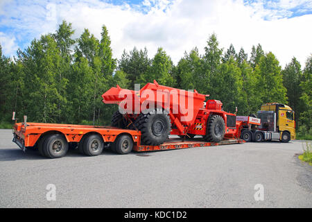 Lempaala, Finnland - 6. Juli 2017: Mercedes-Benz Actros 3351 von silvasti schwere Transporte u-Lkw auf Schwanenhals trailer Sandvik. Der Bergbau ve Stockfoto