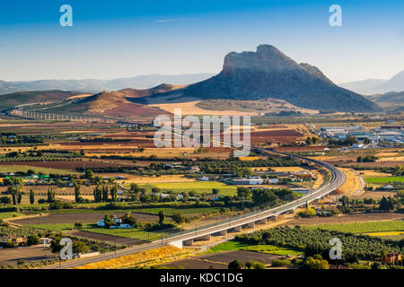 Panoramablick. La Peña de los Enamorados, Lovers Rock oder Montaña del Indio & Hochgeschwindigkeitszug AVE, Antequera. Provinz Málaga, Andalusien. Souther Stockfoto