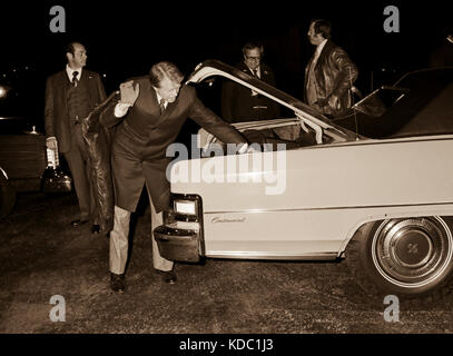 1976 demokratische Kandidat für das Amt des Präsidenten der Vereinigten Staaten, Jimmy Carter auf der Kampagne Spur im Mittelwesten. Carter Holt sein Gepäck von einem Auto t Stockfoto