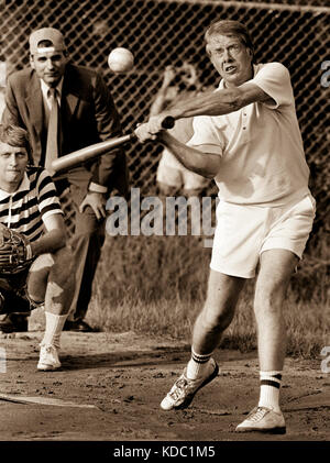 Carter beim Baseballspiel an der Plains High School. Der Schiedsrichter ist Verbrauchervertreter und künftiger fünfmaliger Präsidentschaftskandidat Ralph Nader. Stockfoto