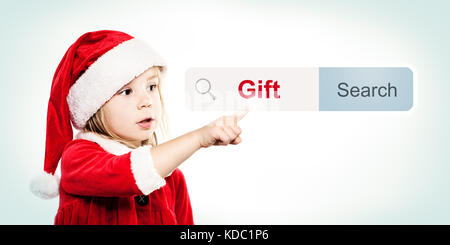 Kind in santa hut Suchen Sie nach einem Geschenk Geschenke Weihnachten Kind ing. Stockfoto