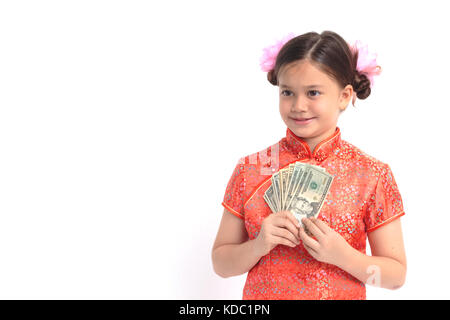 Lächelnden chinesischen Mädchen im Kleid traditionelles Cheongsam einige Geldscheine in der Hand halten Stockfoto