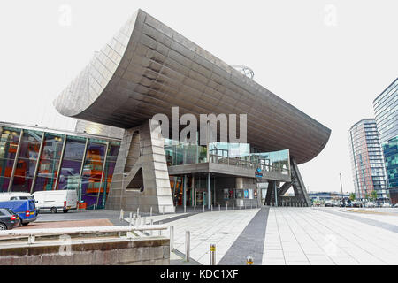 Die Lowry Outlet Center in Media City Großbritannien am Ufer des Manchester Ship Canal in Salford und Trafford, Greater Manchester, England, Großbritannien Stockfoto