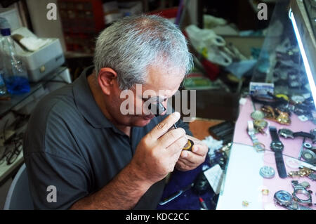 Edremit, Türkei - 21 August 2017: Traditionelle Uhrmacher Reparaturen eine Armbanduhr mit Lupe in Edremit, Türkei. Stockfoto