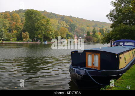 Der ruhige Fluss in Henley-on-Thames, Oxfordshire, Großbritannien Stockfoto