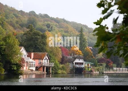 Der ruhige Fluss in Henley-on-Thames, Oxfordshire, Großbritannien Stockfoto