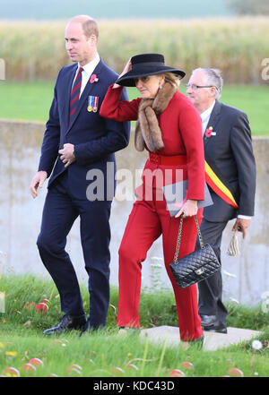 Der Herzog von Cambridge und Prinzessin Astrid von Belgien nehmen an der nationalen neuseeländischen Gedenkfeier zur Schlacht von Passchendaele auf dem Tyne Cot Friedhof in Belgien Teil. Stockfoto