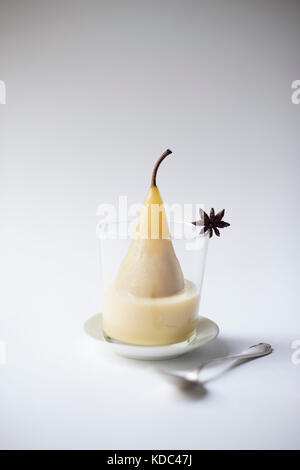 Série de photographies culinaires avant et après. Comparer la matière et les ingrédients avant leur cuissons finaux. Tableau créatif de recettes. Stockfoto