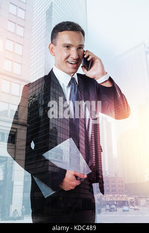 Erfolgreiche Manager, am Telefon zu sprechen und lächelnd Stockfoto