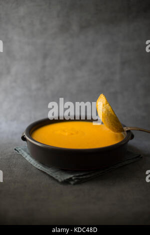 Série de photographies culinaires avant et après. Comparer la matière et les ingrédients avant leur cuissons finaux. Tableau créatif de recettes. Stockfoto