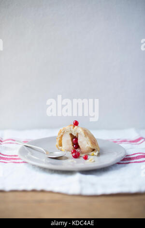 Série de photographies culinaires avant et après. Comparer la matière et les ingrédients avant leur cuissons finaux. Tableau créatif de recettes. Stockfoto