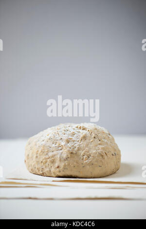 Série de photographies culinaires avant et après. Comparer la matière et les ingrédients avant leur cuissons finaux. Tableau créatif de recettes. Stockfoto