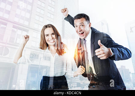 Lächelnd Mitarbeiter ihr Bestes Projekt feiern Stockfoto