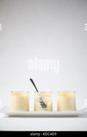 Série de photographies culinaires avant et après. Comparer la matière et les ingrédients avant leur cuissons finaux. Tableau créatif de recettes. Stockfoto