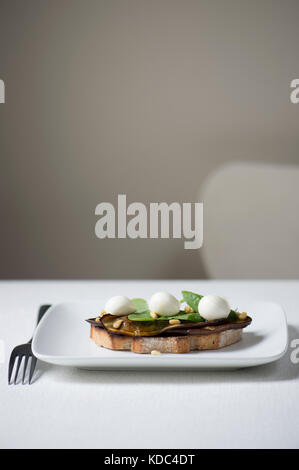 Série de photographies culinaires avant et après. Comparer la matière et les ingrédients avant leur cuissons finaux. Tableau créatif de recettes. Stockfoto