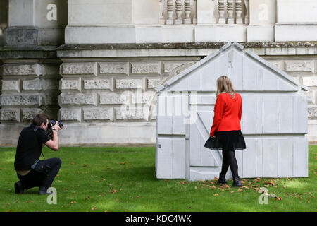 Die Ausstellung ist eine der führenden Künstlerinnen ihrer Generation und zeigt die außerordentliche Bandbreite von Rachel Whitereads Karriere über drei Jahrzehnte. Von den vier frühen Skulpturen, die 1988 in ihrer ersten Einzelausstellung gezeigt wurden, bis zu Werken, die dieses Jahr speziell für Tate Britain entstanden sind. Rachel Whiteread ist vom 12. September 2017 bis zum 21. Januar 2018 in Tate Britain. Wo: London, Vereinigtes Königreich Wann: 11. September 2017 Credit: Dinendra Haria/WENN.com Stockfoto