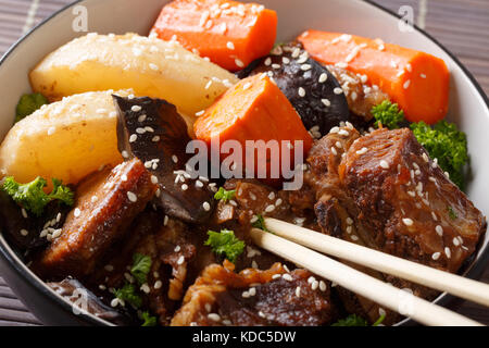 Kalbi Jim (koreanische geschmortem Rindfleisch Rippchen) closeup auf eine Schüssel. Horizontale Stockfoto