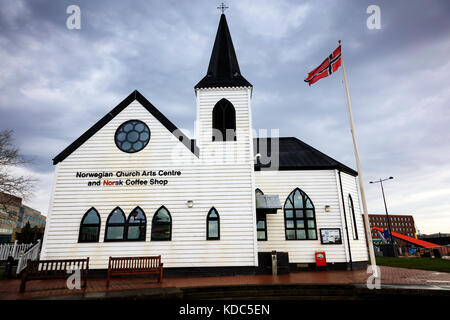 Das norwegische Kirche Arts Centre mit Flagge fliegen an einem kalten und nassen Frühlingstag mit bewölktem Himmel, Cardiff Bay, Wales, Großbritannien Stockfoto