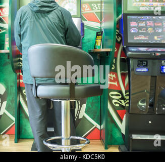 Wetten zu festen Quoten Terminals in Buchmacher. England. Großbritannien Stockfoto