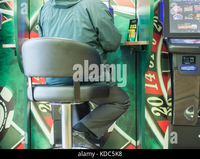 Wetten zu festen Quoten Terminals in Buchmacher. England. Großbritannien Stockfoto