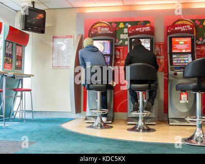 Wetten zu festen Quoten Terminals in Buchmacher. England. Großbritannien Stockfoto