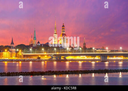 Die Altstadt und den Fluss Daugava in der Nacht, Riga, Lettland Stockfoto