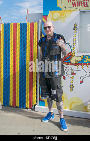 Ein britischer Tourist aus Newcastle in den Tätowierungen bedeckt, die in der Promenade in Coney Island in Brooklyn, New York City. Stockfoto