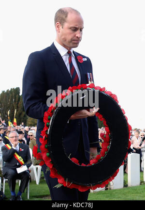 Der Herzog von Cambridge legt einen Kranz an der neuseeländischen Gedenkmauer an die Vermissten, während er an der neuseeländischen nationalen Gedenkfeier zur Schlacht von Passchendaele auf dem Tyne Cot Friedhof in Belgien teilnimmt. Stockfoto