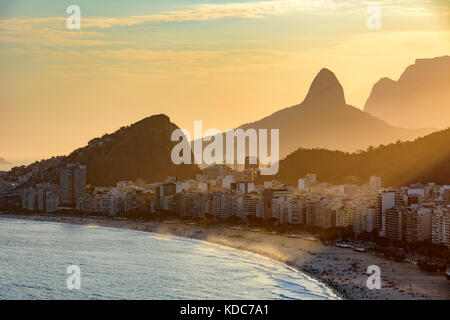 Golden Sunset zwischen Copacabana Gebäude und Hügel Stockfoto